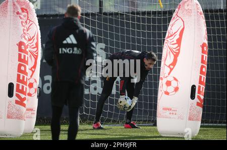 Tubize, Belgique. 27th mars 2023. Koen Casteels, gardien de but belge, photographié en action lors d'une session d'entraînement de l'équipe nationale belge de football Red Devils, lundi 27 mars 2023, au siège de la Royal Belgian football Association RBFA à Tubize. Les Red Devils se préparent à un match amical de demain contre l'Allemagne. BELGA PHOTO VIRGINIE LEFOUR crédit: Belga News Agency/Alay Live News Banque D'Images