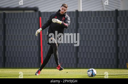 Tubize, Belgique. 27th mars 2023. Koen Casteels, gardien de but belge, photographié en action lors d'une session d'entraînement de l'équipe nationale belge de football Red Devils, lundi 27 mars 2023, au siège de la Royal Belgian football Association RBFA à Tubize. Les Red Devils se préparent à un match amical de demain contre l'Allemagne. BELGA PHOTO VIRGINIE LEFOUR crédit: Belga News Agency/Alay Live News Banque D'Images