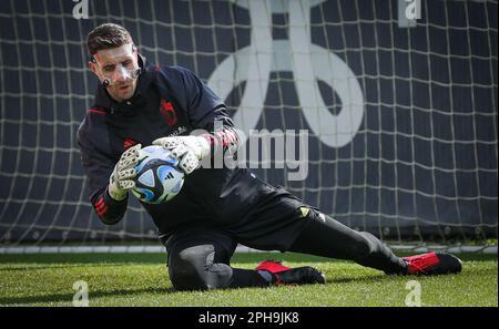 Tubize, Belgique. 27th mars 2023. Koen Casteels, gardien de but belge, photographié en action lors d'une session d'entraînement de l'équipe nationale belge de football Red Devils, lundi 27 mars 2023, au siège de la Royal Belgian football Association RBFA à Tubize. Les Red Devils se préparent à un match amical de demain contre l'Allemagne. BELGA PHOTO VIRGINIE LEFOUR crédit: Belga News Agency/Alay Live News Banque D'Images