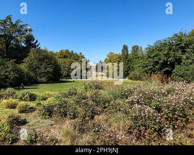 Parc urbain de Milan, Italie. Parco Sempione à Milan vue de la Piazza del Cannone, en arrière-plan vous pouvez voir le rythme Arco Della Banque D'Images