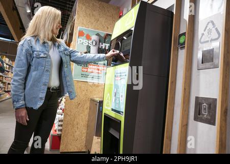 ALMERE - Un consommateur remet symboliquement une canette à un point de collecte dans un supermarché pendant le lancement de l'introduction d'un dépôt de 15 euros sur des canettes à partir du 1 avril. L'introduction d'un dépôt doit empêcher les canettes d'être jetées dans la nature. La mesure devrait également améliorer le recyclage. ANP JEROEN JUMELET pays-bas sortie - belgique sortie Banque D'Images