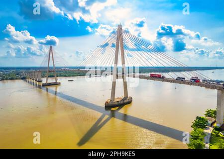 Pont de Rach Mieu, Tien Giang, Vietnam, vue aérienne. Le pont Rach Mieu relie les provinces de Tien Giang et Ben Tre dans le delta du Mékong, au Vietnam. Banque D'Images