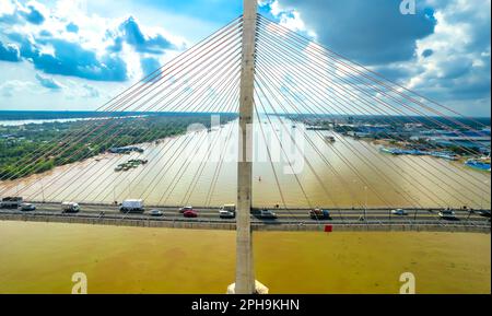 Pont de Rach Mieu, Tien Giang, Vietnam, vue aérienne. Le pont Rach Mieu relie les provinces de Tien Giang et Ben Tre dans le delta du Mékong, au Vietnam. Banque D'Images