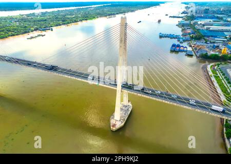 Pont de Rach Mieu, Tien Giang, Vietnam, vue aérienne. Le pont Rach Mieu relie les provinces de Tien Giang et Ben Tre dans le delta du Mékong, au Vietnam. Banque D'Images