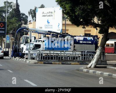 Le Caire, l'Egypte, 25 mars 2023: Grands véhicules de pompe de drainage prêts à drainer la pluie lourde attendue qui peut inonder les rues, équipés de pompe de drainage, Banque D'Images