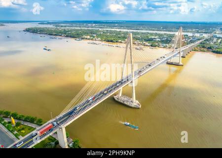 Pont de Rach Mieu, Tien Giang, Vietnam, vue aérienne. Le pont Rach Mieu relie les provinces de Tien Giang et Ben Tre dans le delta du Mékong, au Vietnam. Banque D'Images