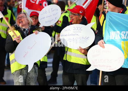 Düsseldorf, Allemagne. 27 mars 2023. Une action de grève nationale concerne l'Allemagne sur 27.03.23. Les transports publics, les services ferroviaires nationaux et régionaux et les aéroports restent hors service aujourd'hui, car les travailleurs du syndicat Verdi et EVG continuent de faire campagne pour une augmentation de 10,5% des salaires dans le secteur public. Credit: ANT Palmer/Alamy Live News Banque D'Images