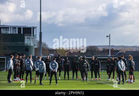 Tubize, Belgique. 27th mars 2023. Domenico Tedesco, entraîneur en chef de Belgique, s'entretient avec ses joueurs au début d'une session d'entraînement de l'équipe nationale belge de football Red Devils, le lundi 27 mars 2023, au siège de l'Association royale belge de football RBFA à Tubize. Les Red Devils se préparent à un match amical de demain contre l'Allemagne. BELGA PHOTO VIRGINIE LEFOUR crédit: Belga News Agency/Alay Live News Banque D'Images