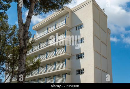 Palmanova, Espagne; mars 19 2023: Façade principale de l'hôtel de la société Globales Palmanova Palace un matin ensoleillé. Palmanova, île de Majorque, Banque D'Images