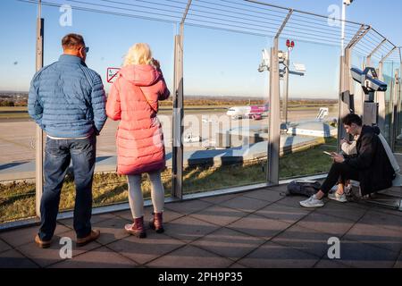 Photo d'un Airbus A320 appartenant à Wizair qui fait du train sur la piste de Dortmund, en Allemagne. Wizz Air, légalement constituée sous le nom de Wizz Air Hungary Ltd. Est Banque D'Images