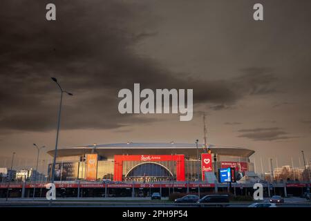 Photo de la Belgrade Stark Arena au crépuscule, vue de loin. Le Štark Arena, également connu sous le nom de Belgrade Arena, est un stade intérieur polyvalent situé à B Banque D'Images