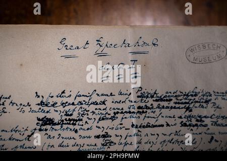 Wisbech, UK, 24, March,2023 page d'ouverture du manuscrit montrant le titre. Le manuscrit original de Charles Dickens Great Expectations, habituellement conservé dans la voûte du Musée Wisbech et Fenland, sera présenté pendant deux semaines à partir de ce mercredi - 29th mars. Le manuscrit terminé en 1861 a été légué au musée par Chauny Hare Townshend en 1868. Dickens d'autres œuvres sont tenues dans le V et A. le manuscrit a quatre lignes enfermées et rayées par Dickens montrant qu'il a changé son original se terminant après les conseils de son ami Edward Bulwer-Lytton pour l'adoucir en le rendant plus amb Banque D'Images