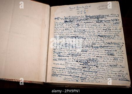 Wisbech, UK, 24, March,2023 page d'ouverture du manuscrit montrant le titre. Le manuscrit original de Charles Dickens Great Expectations, habituellement conservé dans la voûte du Musée Wisbech et Fenland, sera présenté pendant deux semaines à partir de ce mercredi - 29th mars. Le manuscrit terminé en 1861 a été légué au musée par Chauny Hare Townshend en 1868. Dickens d'autres œuvres sont tenues dans le V et A. le manuscrit a quatre lignes enfermées et rayées par Dickens montrant qu'il a changé son original se terminant après les conseils de son ami Edward Bulwer-Lytton pour l'adoucir en le rendant plus amb Banque D'Images