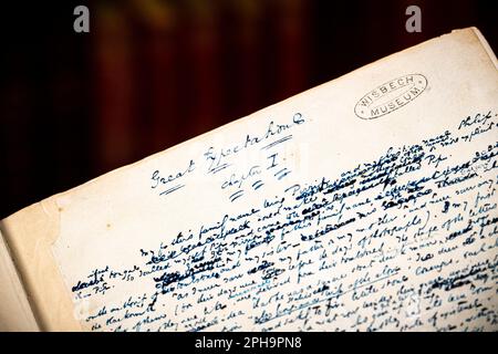 Wisbech, UK, 24, March,2023 page d'ouverture du manuscrit montrant le titre. Le manuscrit original de Charles Dickens Great Expectations, habituellement conservé dans la voûte du Musée Wisbech et Fenland, sera présenté pendant deux semaines à partir de ce mercredi - 29th mars. Le manuscrit terminé en 1861 a été légué au musée par Chauny Hare Townshend en 1868. Dickens d'autres œuvres sont tenues dans le V et A. le manuscrit a quatre lignes enfermées et rayées par Dickens montrant qu'il a changé son original se terminant après les conseils de son ami Edward Bulwer-Lytton pour l'adoucir en le rendant plus amb Banque D'Images