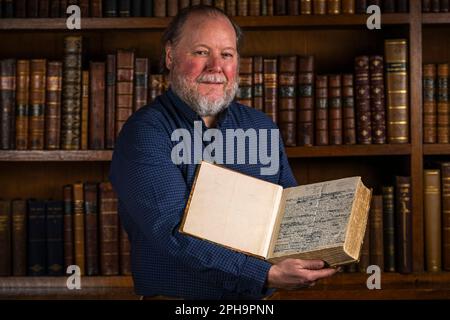 Wisbech, Royaume-Uni, 24, mars 2023 conservateur du Musée, Robert Bell avec le manuscrit. Le manuscrit original de Charles Dickens Great Expectations, habituellement conservé dans la voûte du Musée Wisbech et Fenland, sera présenté pendant deux semaines à partir de ce mercredi - 29th mars. Le manuscrit terminé en 1861 a été légué au musée par Chauny Hare Townshend en 1868. Dickens d'autres œuvres sont tenues dans le V et A. le manuscrit a quatre lignes enfermées et rayées par Dickens montrant qu'il a changé son original se terminant après les conseils de son ami Edward Bulwer-Lytton pour l'adoucir en le faisant m Banque D'Images