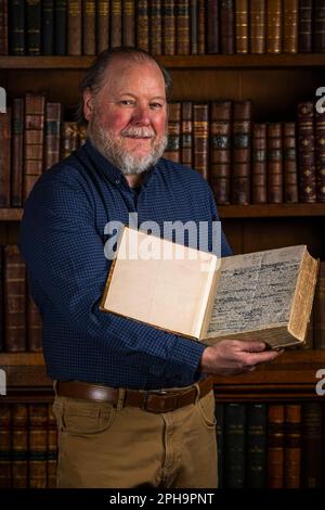 Wisbech, Royaume-Uni, 24, mars 2023 conservateur du Musée, Robert Bell avec le manuscrit. Le manuscrit original de Charles Dickens Great Expectations, habituellement conservé dans la voûte du Musée Wisbech et Fenland, sera présenté pendant deux semaines à partir de ce mercredi - 29th mars. Le manuscrit terminé en 1861 a été légué au musée par Chauny Hare Townshend en 1868. Dickens d'autres œuvres sont tenues dans le V et A. le manuscrit a quatre lignes enfermées et rayées par Dickens montrant qu'il a changé son original se terminant après les conseils de son ami Edward Bulwer-Lytton pour l'adoucir en le faisant m Banque D'Images