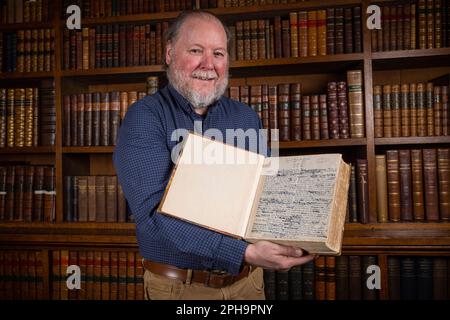 Wisbech, Royaume-Uni, 24, mars 2023 conservateur du Musée, Robert Bell avec le manuscrit. Le manuscrit original de Charles Dickens Great Expectations, habituellement conservé dans la voûte du Musée Wisbech et Fenland, sera présenté pendant deux semaines à partir de ce mercredi - 29th mars. Le manuscrit terminé en 1861 a été légué au musée par Chauny Hare Townshend en 1868. Dickens d'autres œuvres sont tenues dans le V et A. le manuscrit a quatre lignes enfermées et rayées par Dickens montrant qu'il a changé son original se terminant après les conseils de son ami Edward Bulwer-Lytton pour l'adoucir en le faisant m Banque D'Images