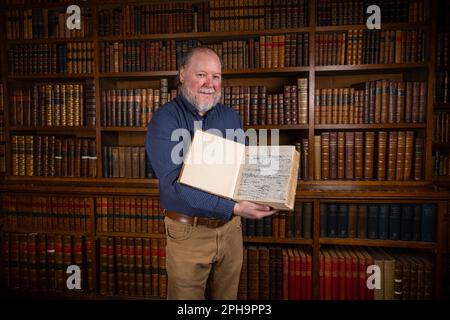 Wisbech, Royaume-Uni, 24, mars 2023 conservateur du Musée, Robert Bell avec le manuscrit. Le manuscrit original de Charles Dickens Great Expectations, habituellement conservé dans la voûte du Musée Wisbech et Fenland, sera présenté pendant deux semaines à partir de ce mercredi - 29th mars. Le manuscrit terminé en 1861 a été légué au musée par Chauny Hare Townshend en 1868. Dickens d'autres œuvres sont tenues dans le V et A. le manuscrit a quatre lignes enfermées et rayées par Dickens montrant qu'il a changé son original se terminant après les conseils de son ami Edward Bulwer-Lytton pour l'adoucir en le faisant m Banque D'Images