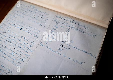 Wisbech, UK, 24, March,2023 page de notes pour le roman incluant les personnages d'ion de gages au fur et à mesure de l'histoire. Le manuscrit original de Charles Dickens Great Expectations, habituellement conservé dans la voûte du Musée Wisbech et Fenland, sera présenté pendant deux semaines à partir de ce mercredi - 29th mars. Le manuscrit terminé en 1861 a été légué au musée par Chauny Hare Townshend en 1868. Dickens d'autres œuvres sont tenues dans le V et A. le manuscrit a quatre lignes enfermées et rayées par Dickens montrant qu'il a changé son original se terminant après les conseils de son ami Edward Bulwer-Lytton Banque D'Images