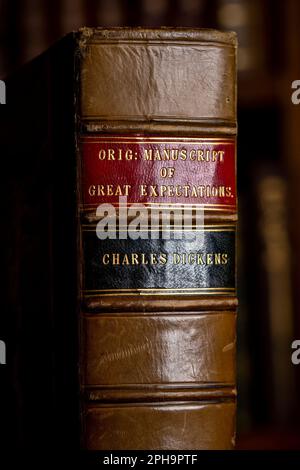 Wisbech, Royaume-Uni, 24, mars 2023 le manuscrit original de Charles Dickens Great Expectations, habituellement conservé dans la voûte du Musée Wisbech et Fenland, sera en démonstration pendant deux semaines à partir de ce mercredi - 29th mars. Le manuscrit terminé en 1861 a été légué au musée par Chauny Hare Townshend en 1868. Dickens d'autres œuvres sont tenues dans le V et A. le manuscrit a quatre lignes enfermées et rayées par Dickens montrant qu'il a changé son original se terminant après les conseils de son ami Edward Bulwer-Lytton pour l'adoucir en le rendant plus ambigu. Le conservateur Robert Bell a dit: «Le ma Banque D'Images