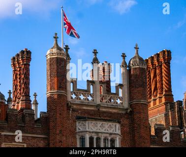 Le drapeau syndical volant sur le dessus du bâtiment avec de nombreuses colonnes hautes, Hampton court, Angleterre. Banque D'Images
