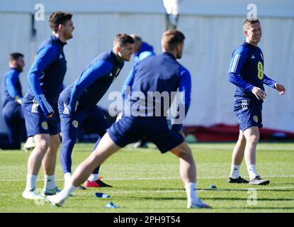 En Écosse, Callum McGregor (à droite) lors d'une séance d'entraînement à Lesser Hampden, Glasgow. Date de la photo: Lundi 27 mars 2023. Banque D'Images