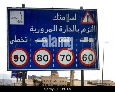 Le Caire, l'Egypte, 24 mars 2023: Un panneau de sécurité routière pour les limites de vitesse des voies, voie de gauche 90 KM par heure pour les voitures de dépassement, 80 KM pour les véhicules, 70 K Banque D'Images