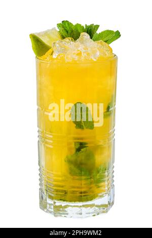 Grand verre de limonade mojito froide avec ananas isolé sur fond blanc Banque D'Images