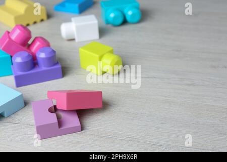 Blocs de bois colorés sur table blanche, espace pour le texte. Concept de thérapie ABA Banque D'Images