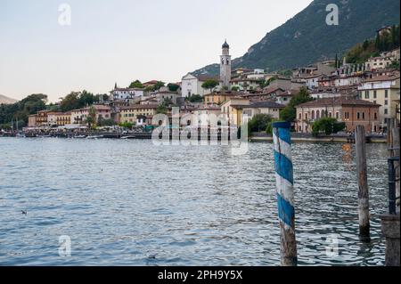 Bâtiments au bord de l'eau donnant sur Limone Sul Garde, une ville populaire sur les rives du lac de Garde, en Italie Banque D'Images