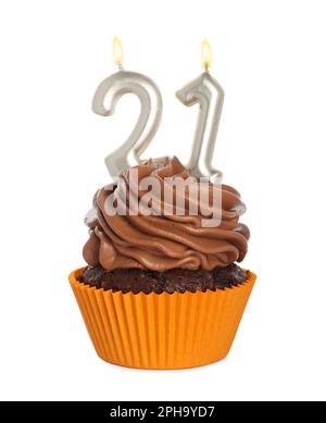 Délicieux cupcake avec bougies en forme de nombre sur fond blanc. Fête d'âge - anniversaire 21th Banque D'Images