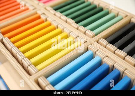 Boîte en bois avec comprimés de couleur, gros plan. Jouet Montessori Banque D'Images