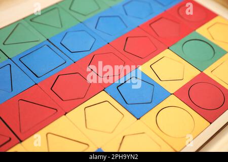 Puzzle en bois avec différentes formes géométriques et couleurs sur la table, gros plan. Jouet Montessori Banque D'Images