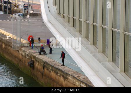 Vue avec les hommes de pêche de la mer mur vu d'un passage de la Botin Centre Santander Cantabria Espagne Banque D'Images