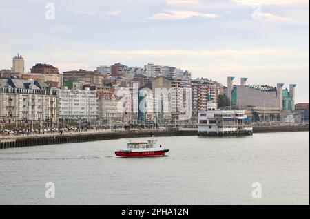 Vue sur le front de mer depuis le Botin Centre Santander Cantabria Espagne avec un ferry de Regina le Royal Yacht Club et le Palais des fêtes au loin Banque D'Images