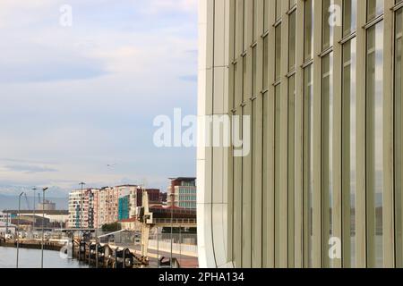 Vue vers le terminal de ferry avec un avion de ligne grimpant à la distance vue du Botin Centre Santander Cantabria Espagne Banque D'Images