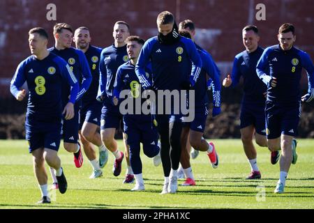 Des joueurs d'Écosse pendant une session d'entraînement à Lesser Hampden, Glasgow. Date de la photo: Lundi 27 mars 2023. Banque D'Images