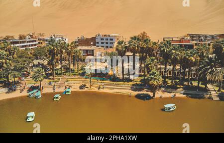 L'oasis de Huacachina est une oasis naturelle au milieu du désert, qui est situé dans la ville d'ICA, au Pérou. Banque D'Images