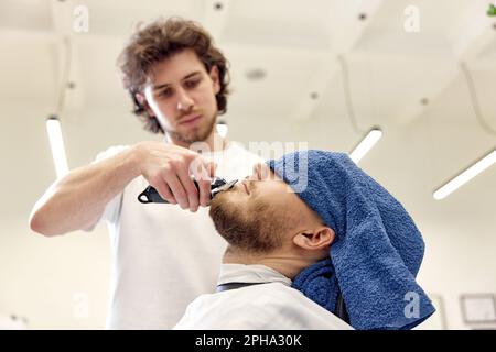 Coiffeur barbu au salon de coiffure. Banque D'Images
