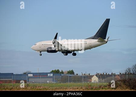 2EXCEL Aviation Boeing 737-76N, G-NEWG approchant la piste 027 à l'aéroport John Lennon de Liverpool au départ de Dubaï, Émirats Arabes Unis Banque D'Images