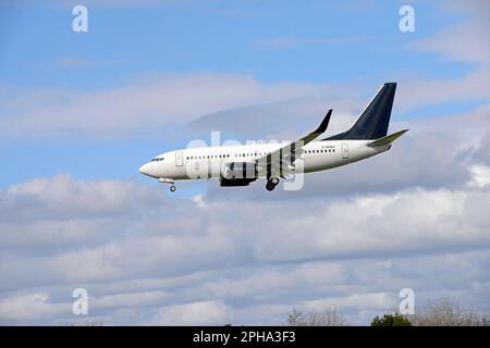 2EXCEL Aviation Boeing 737-76N, G-NEWG approchant la piste 027 à l'aéroport John Lennon de Liverpool au départ de Dubaï, Émirats Arabes Unis Banque D'Images