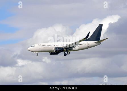 2EXCEL Aviation Boeing 737-76N, G-NEWG approchant la piste 027 à l'aéroport John Lennon de Liverpool au départ de Dubaï, Émirats Arabes Unis Banque D'Images