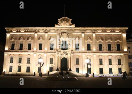 L'Auberge de Castille (maltais: Berġa ta' Kastilja) est une auberge de la Valette, Malte. L'auberge est située à Castille place, à proximité de Saint James cavalier, de la Bourse de Malte et des jardins de la haute-Barrakka. Il se trouve au point culminant de la Valette et surplombe Floriana et le Grand Harbour. Construit dans le style baroque sous la magistrature de Manuel Pinto da Fonseca en 1740s, il remplace un bâtiment de 1574 érigé pour abriter les chevaliers de l'ordre de Saint Jean de la langue de Castille, León et Portugal. Banque D'Images