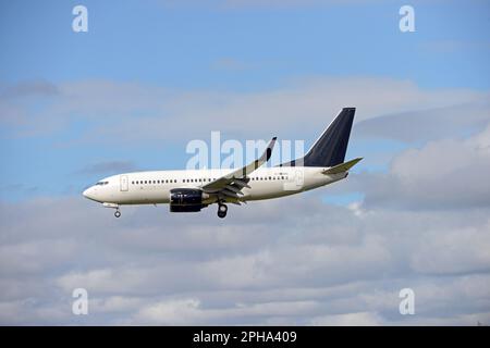 2EXCEL Aviation Boeing 737-76N, G-NEWG approchant la piste 027 à l'aéroport John Lennon de Liverpool au départ de Dubaï, Émirats Arabes Unis Banque D'Images