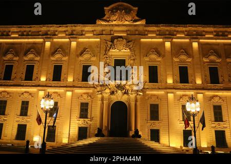 L'Auberge de Castille (maltais: Berġa ta' Kastilja) est une auberge de la Valette, Malte. L'auberge est située à Castille place, à proximité de Saint James cavalier, de la Bourse de Malte et des jardins de la haute-Barrakka. Il se trouve au point culminant de la Valette et surplombe Floriana et le Grand Harbour. Construit dans le style baroque sous la magistrature de Manuel Pinto da Fonseca en 1740s, il remplace un bâtiment de 1574 érigé pour abriter les chevaliers de l'ordre de Saint Jean de la langue de Castille, León et Portugal. Banque D'Images