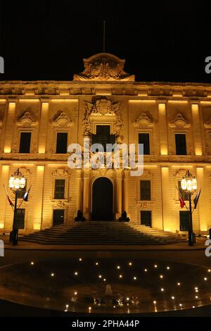 L'Auberge de Castille (maltais: Berġa ta' Kastilja) est une auberge de la Valette, Malte. L'auberge est située à Castille place, à proximité de Saint James cavalier, de la Bourse de Malte et des jardins de la haute-Barrakka. Il se trouve au point culminant de la Valette et surplombe Floriana et le Grand Harbour. Construit dans le style baroque sous la magistrature de Manuel Pinto da Fonseca en 1740s, il remplace un bâtiment de 1574 érigé pour abriter les chevaliers de l'ordre de Saint Jean de la langue de Castille, León et Portugal. Banque D'Images