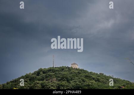 Photo du Vrsacki Breg vu de loin avec le château de vrsacka kula et vrsacki zamak. Les montagnes de Vrsac, également connues sous le nom de colline de Vršac, sont situées Banque D'Images