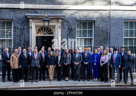 Londres, Royaume-Uni. 24th mars 2023. Un grand groupe pose une photo devant l'entrée du 10 Downing Street avant l'arrivée de Benjamin Netanyahu, Premier ministre d'Israël, pour rencontrer Rishi Sunak, Premier ministre du Royaume-Uni, pour des entretiens. Crédit : Mark Kerrison/Alamy Live News Banque D'Images