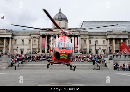 L'hélicoptère Air Ambulance de Londres, après avoir livré des ambulanciers paramédicaux de l'équipe Advanced Trauma à un incident de circulation routière à proximité, départ de Trafalg Banque D'Images