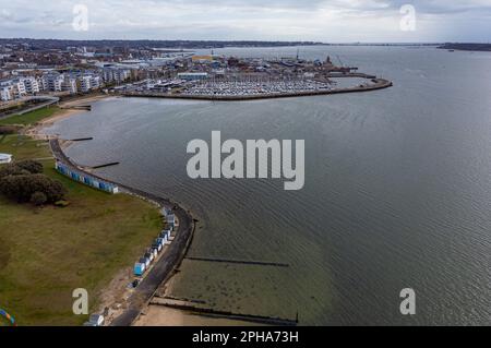 La région de Poole Harbour, vue depuis la plage de Hamworthy Park, Dorset, où un incident majeur a été déclaré après une fuite de pétrole d'un pipeline dans le port, et le public est invité à éviter d'utiliser l'eau et les plages dans la région. Les commissaires du port de Poole (SSP), qui réglementent les activités du port, ont déclaré qu'une fuite s'est produite dimanche dans un pipeline exploité par la compagnie de gaz Perenco, sous Owers Bay. Date de la photo: Lundi 27 mars 2023. Banque D'Images